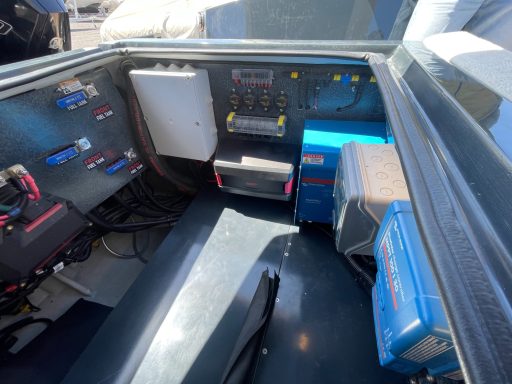 Equipements électroniques et panneaux de commande avec accès facilités.