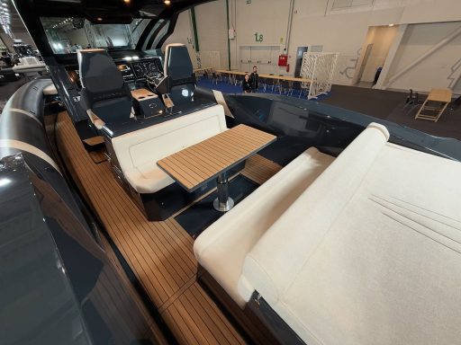Sièges confortables, table électrique réglable en bois.