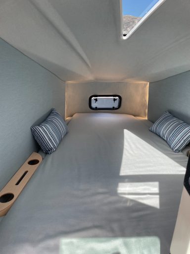 Couchage 2 personnes, ouverture électrique du lit avec rangements + Salle d'eau avec douche, lavabo et WC à l'entrée.